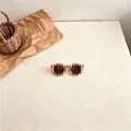 Vintage gestreepte kinderzonnebril op een minimalistische achtergrond. - Bruin Wit Gestreept