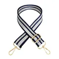 Bandoulière large rayée bleu marine et argent réglable avec mousquetons dorés en métal. - Bleu foncé