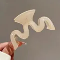 Grande pince à cheveux élégante en acrylique ondulé crème pour le coiffage quotidien - Pince en M / Milky blanc