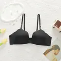 Nahtloser schwarzer bügelloser Push-up-BH mit wechselbaren Trägern auf weißem Hintergrund. - 70B / Schwarz