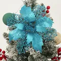 Gedetailleerde opname van een blauwe glitter kerstster op een besneeuwde kerstboomtak. - Meerblauw