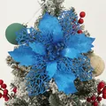 Detail van een blauwe glitter kerstster bloem op een besneeuwde kerstboom. - Koningsblauw
