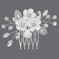 Elegante pettine da sposa fatto a mano con fiori in argilla bianca e cristalli lucenti - Pettine per Capelli Versatile con Fiori in Argilla Morbida (HS-J7203S)