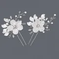 Épingles à cheveux de mariée faites main avec fleurs blanches, perles et cristaux - Style Épingle à Cheveux (HS-J7365S) / Lot de 2