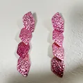 Gros plan de boucles d'oreilles pendantes géométriques roses métallisées martelées - Géométrique Martelé à Quatre Couches Rose Vif (28333-ear-ros-4-EP)