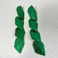 Boucles d'oreilles pendantes vintage vert feuille avec texture métallique martelée - Géométrique Martelé à Quatre Couches Vert Métallique (28333-ear-green-4-EP)
