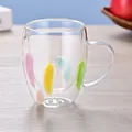 Doppelwandiger Glasbecher aus Borosilikatglas mit bunten Federn und praktischem Griff - 350ml-Bunte Feder Dekoration (Style-6)
