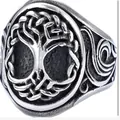 Nahaufnahme eines nordischen Lebensbaum-Rings mit keltischen Knotenmustern in Silber. - Größe 7 / Stahlfarbe (22203)