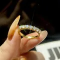Eleganter vergoldeter S925 Silberring mit sieben brillanten Moissanit-Steinen in Reihe - US Größe 7 (HK 15) / Gold (Weißen Moissanit)