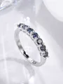 Eleganter S925 Silberring mit sieben schillernden Regenbogen-Moissanit-Steinen - US 5 / Weißgold mit Regenbogen Moissanit