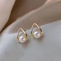 Orecchini a goccia d'oro minimalisti con elegante dettaglio di perle bianche lusso. - Oro