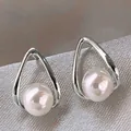 Orecchini a lobo a goccia color argento con una classica perla tonda minimalista - Argento