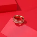 Eleganter roségoldener Edelstahlring mit doppelreihigen Kristallen auf rotem Hintergrund - Größe 5 / Gold Quadratische Strasssteine Doppelreihig