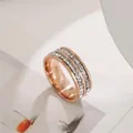 Eleganter Edelstahlring in Roségold mit zweireihigem Besatz aus klaren quadratischen Kristallen. - 7-b-3 Quadratischer Diamantring In Roségold Mit Zwei Reihen (rückerstattung Oder Umtausch Garantiert Bei Verblassen) / Größe 5