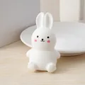 Dettaglio ravvicinato di un simpatico coniglio bianco giocattolo antistress squishy. - Bianco