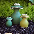 Set mit drei skurrilen Harz-Frosch-Gartenfiguren für die Außendekoration im Garten - 3er-Froschfamilie