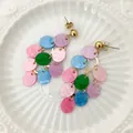 Detail van kleurrijke acryl kwastjes oorbellen met levendige roze, blauwe en groene pailletten - Meerkleurige ronde lovertjesstijl (TL-E1011-02-color)