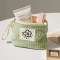 Borsa cosmetica minimalista verde a nido d'ape con graziosa toppa a fiore e cinturino - Verde