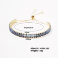 Nahaufnahme eines goldenen Kettenarmbands mit blauem Kristall und Größenangaben - Gold und Dunkelblau