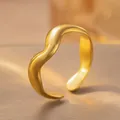 Gros plan détaillé d'une bague dorée irrégulière et ajustable au style minimaliste. - Style Ouvert Vague (BYK173)