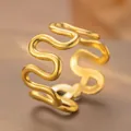 Bague dorée ondulée irrégulière minimaliste avec design ouvert ajustable - Style Ouvert Vague en S Continu (BYK183)