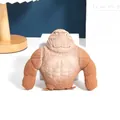 Nahaufnahme eines lustigen muskulösen Gorilla-Stressspielzeugs auf weißem Hintergrund - 300g / Kleiner Gorilla