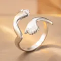 Bague réglable minimaliste de couleur argentée avec un design unique de mains qui s'enlacent - Style Ouvert Câlin (BYK176)