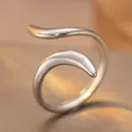 Bague ouverte irrégulière minimaliste argentée avec un design ondulé réglable pour femme - Style Ouvert Vague Irrégulière (BYK180)