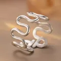 Bague ouverte réglable minimaliste élégante en forme de vague irrégulière, finition acier argent. - Style Ouvert Vague en S Continu (BYK184)