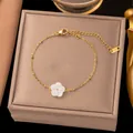 Elegantes goldenes Edelstahlarmband mit einem zarten weißen Blumenanhänger für Damen - Muschel Blumen Armband (Gold)