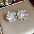 Nahaufnahme der silbernen Blumenohrstecker mit funkelnden Zirkoniasteinen besetzt - Blumendesign (HE32207) / Silber