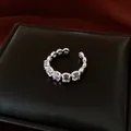 Vue détaillée d'une bague ouverte minimaliste en argent sertie de pierres claires. - Style Strass Ajouré (1#) / Argent