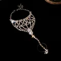 Détail en gros plan exquis d'un bracelet de main à pompons en strass argentés avec bague - 42# Bracelet