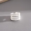 Primer plano de la textura metálica de este anillo abierto multicapa en color plateado - Plateado