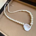 Dettaglio macro di una collana di perle in stile francese con ciondolo a fiore bianco - Collana-Bianco