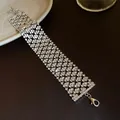 Vue rapprochée d'un large bracelet en strass argenté à plusieurs rangées de cristaux - 39# Bracelet