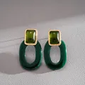 Vintage dunkelgrüne Harzohrringe quadratisch und oval mit goldfarbenem Rahmen. - Grün