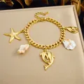 Détail du bracelet en acier inoxydable doré avec breloques dauphin et étoile de mer - B2200 Bracelet