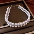 Nahaufnahme der eleganten zweireihigen Perlenkette mit funkelnden Strass-Akzenten - Choker-Halskette / Silber-Weiß