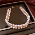 Detailansicht einer luxuriösen doppelreihigen Perlenkette mit vergoldeten Akzenten - Choker-Halskette / Gold-Rosa