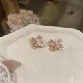 Elegante rosa Zirkonia-Ohrstecker in Kleeblattform mit Gold-Finish für Damen-Modeschmuck - Rosa