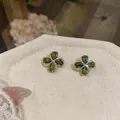 Elegante olivgrüne Kleeblatt-Ohrstecker mit Silber-Finish und Zirkonia für Damen - Grün