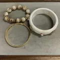 Set di bracciali bohémien eleganti in resina e color oro con motivo marmo e perle. - Bracciale Resina + Bracciale Perline + Bracciale Metallo (HB6147) / Oro-Bianco Avorio