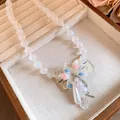 Vue détaillée du collier en perles de cristal avec pendentif rose et perle goutte - Pendentif Fleur Rose (HN12274) / Blanc-Rose-Bleu