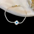 Détail du bracelet plaqué or 18k avec trèfle en zircon et œil protecteur bleu - Style Trèfle Mauvais Œil (HB5291) / Or