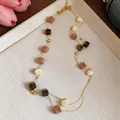 Dettaglio della collana bohémien a doppio strato con perle quadrate color terra. - Bianco-Rosa-Marrone