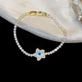 Gros plan du bracelet étoile plaqué or 18 carats avec zircons pavés et breloque œil bleu - Style Étoile Mauvais Œil (HB5292) / Or