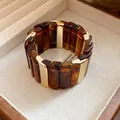 Vista dettagliata del bracciale elastico vintage in acrilico tartarugato e metallo dorato - Bracciale / Marrone