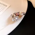 Dettaglio di un anello aperto bohémien con perle multicolori e accenti di vera conchiglia - Stile Decorativo Perle Multicolore (5)