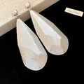Pendientes colgantes de gota plateados brillantes con textura de metal facetado - Plisado / Plateado